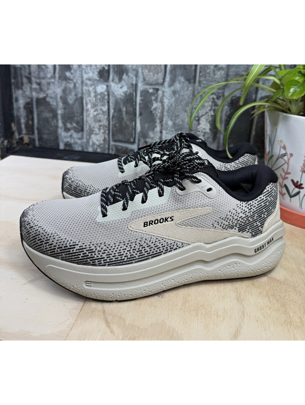 Brooks Ghost Max 2 women Gray/Black/Beige Low Top Lace-Up Sneaker US 8.5 EU 40